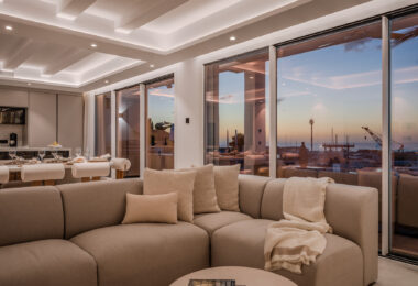 Bright and spacious fully renovated duplex penthouse in frontline Puerto Banús with panoramic marina and sea views. Featuring 4 bedrooms, 4 bathrooms, a modern open-plan living area, high-end marble floors, and a luxury terrace. Fully furnished and redesi