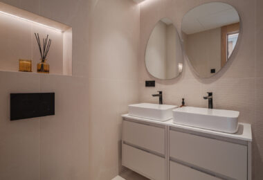 Bright and spacious fully renovated duplex penthouse in frontline Puerto Banús with panoramic marina and sea views. Featuring 4 bedrooms, 4 bathrooms, a modern open-plan living area, high-end marble floors, and a luxury terrace. Fully furnished and redesi