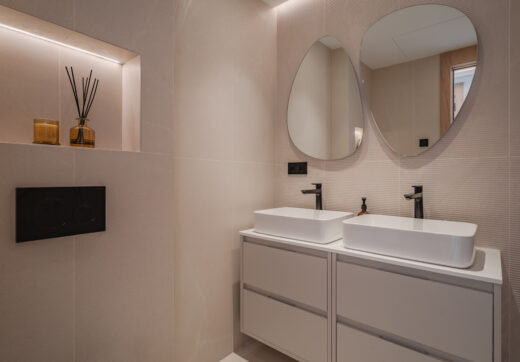 Bright and spacious fully renovated duplex penthouse in frontline Puerto Banús with panoramic marina and sea views. Featuring 4 bedrooms, 4 bathrooms, a modern open-plan living area, high-end marble floors, and a luxury terrace. Fully furnished and redesi