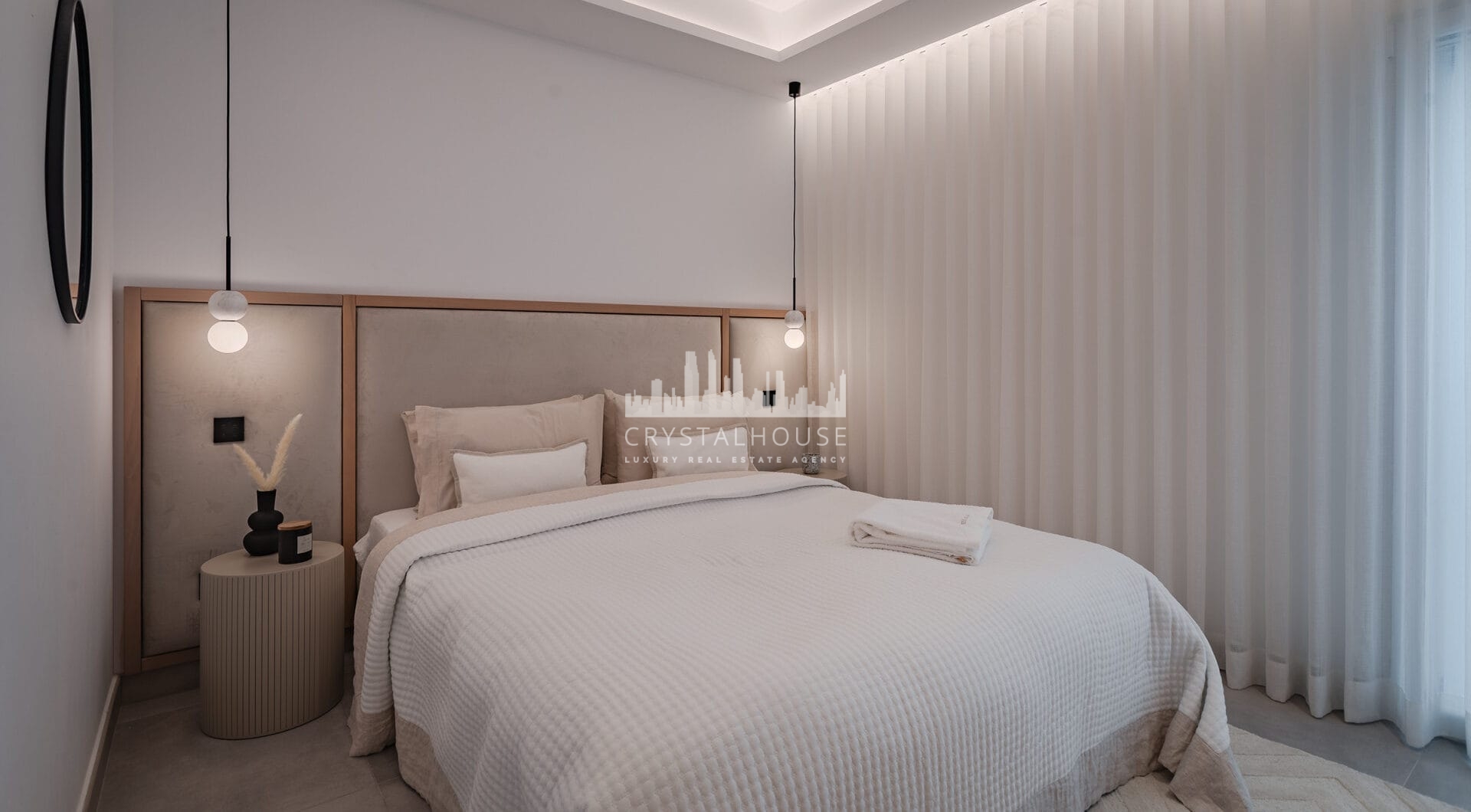 Bright and spacious fully renovated duplex penthouse in frontline Puerto Banús with panoramic marina and sea views. Featuring 4 bedrooms, 4 bathrooms, a modern open-plan living area, high-end marble floors, and a luxury terrace. Fully furnished and redesi