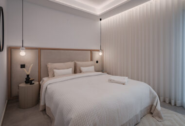 Bright and spacious fully renovated duplex penthouse in frontline Puerto Banús with panoramic marina and sea views. Featuring 4 bedrooms, 4 bathrooms, a modern open-plan living area, high-end marble floors, and a luxury terrace. Fully furnished and redesi