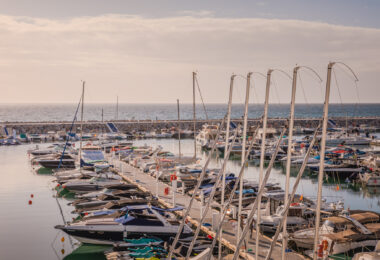 Bright and spacious fully renovated duplex penthouse in frontline Puerto Banús with panoramic marina and sea views. Featuring 4 bedrooms, 4 bathrooms, a modern open-plan living area, high-end marble floors, and a luxury terrace. Fully furnished and redesi