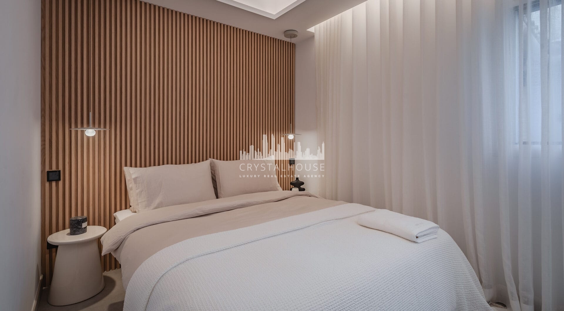 Bright and spacious fully renovated duplex penthouse in frontline Puerto Banús with panoramic marina and sea views. Featuring 4 bedrooms, 4 bathrooms, a modern open-plan living area, high-end marble floors, and a luxury terrace. Fully furnished and redesi