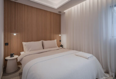 Bright and spacious fully renovated duplex penthouse in frontline Puerto Banús with panoramic marina and sea views. Featuring 4 bedrooms, 4 bathrooms, a modern open-plan living area, high-end marble floors, and a luxury terrace. Fully furnished and redesi