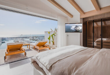 Bright and spacious fully renovated duplex penthouse in frontline Puerto Banús with panoramic marina and sea views. Featuring 4 bedrooms, 4 bathrooms, a modern open-plan living area, high-end marble floors, and a luxury terrace. Fully furnished and redesi