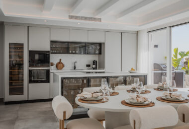 Bright and spacious fully renovated duplex penthouse in frontline Puerto Banús with panoramic marina and sea views. Featuring 4 bedrooms, 4 bathrooms, a modern open-plan living area, high-end marble floors, and a luxury terrace. Fully furnished and redesi