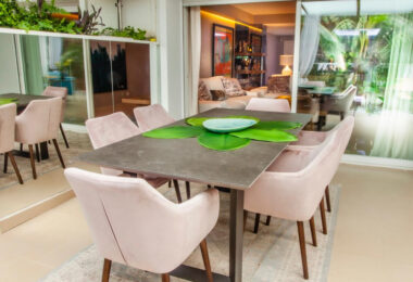 Stylish and fully renovated ground-floor apartment in Las Lomas del Marbella Club, Golden Mile.