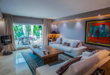 Stylish and fully renovated ground-floor apartment in Las Lomas del Marbella Club, Golden Mile.