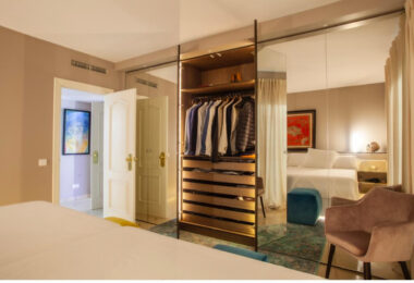 Stylish and fully renovated ground-floor apartment in Las Lomas del Marbella Club, Golden Mile.