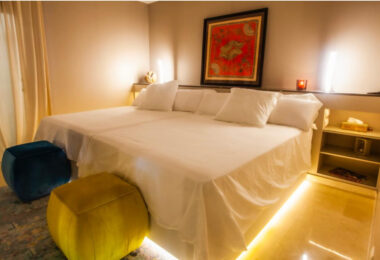 Stylish and fully renovated ground-floor apartment in Las Lomas del Marbella Club, Golden Mile.