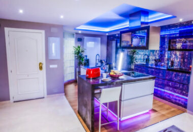 Stylish and fully renovated ground-floor apartment in Las Lomas del Marbella Club, Golden Mile.