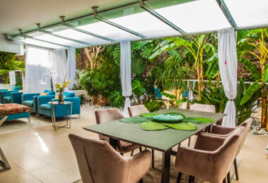 Stylish and fully renovated ground-floor apartment in Las Lomas del Marbella Club, Golden Mile.