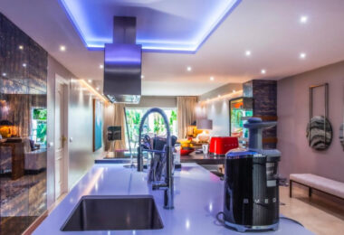 Stylish and fully renovated ground-floor apartment in Las Lomas del Marbella Club, Golden Mile.