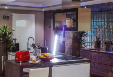 Stylish and fully renovated ground-floor apartment in Las Lomas del Marbella Club, Golden Mile.