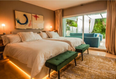 Stylish and fully renovated ground-floor apartment in Las Lomas del Marbella Club, Golden Mile.