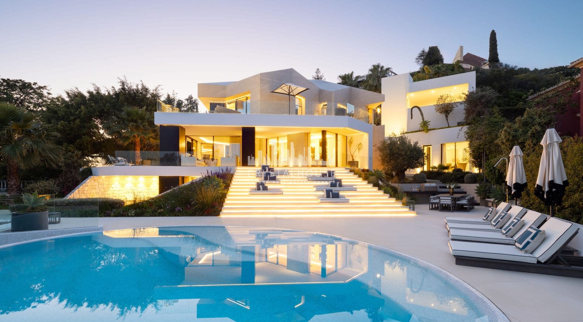 Villa La Toca is a contemporary 5-bedroom luxury villa for sale in the prestigious La Quinta Golf Resort, Benahavís, offering panoramic views and exceptional modern living in one of the Costa del Sol’s most desirable gated communities.