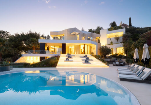 Villa La Toca is a contemporary 5-bedroom luxury villa for sale in the prestigious La Quinta Golf Resort, Benahavís, offering panoramic views and exceptional modern living in one of the Costa del Sol’s most desirable gated communities.