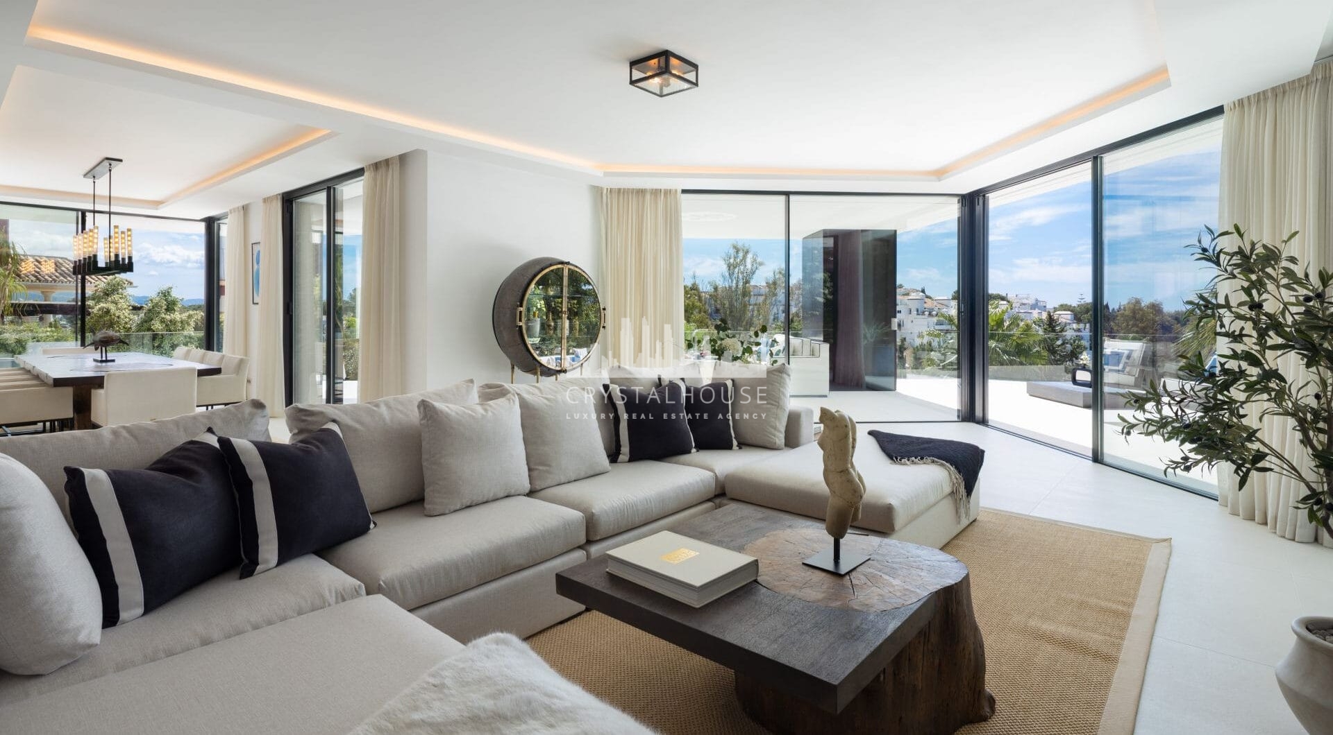 Villa La Toca is a contemporary 5-bedroom luxury villa for sale in the prestigious La Quinta Golf Resort, Benahavís, offering panoramic views and exceptional modern living in one of the Costa del Sol’s most desirable gated communities.