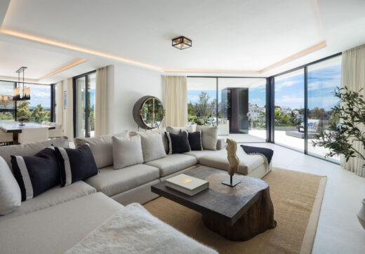 Villa La Toca is a contemporary 5-bedroom luxury villa for sale in the prestigious La Quinta Golf Resort, Benahavís, offering panoramic views and exceptional modern living in one of the Costa del Sol’s most desirable gated communities.