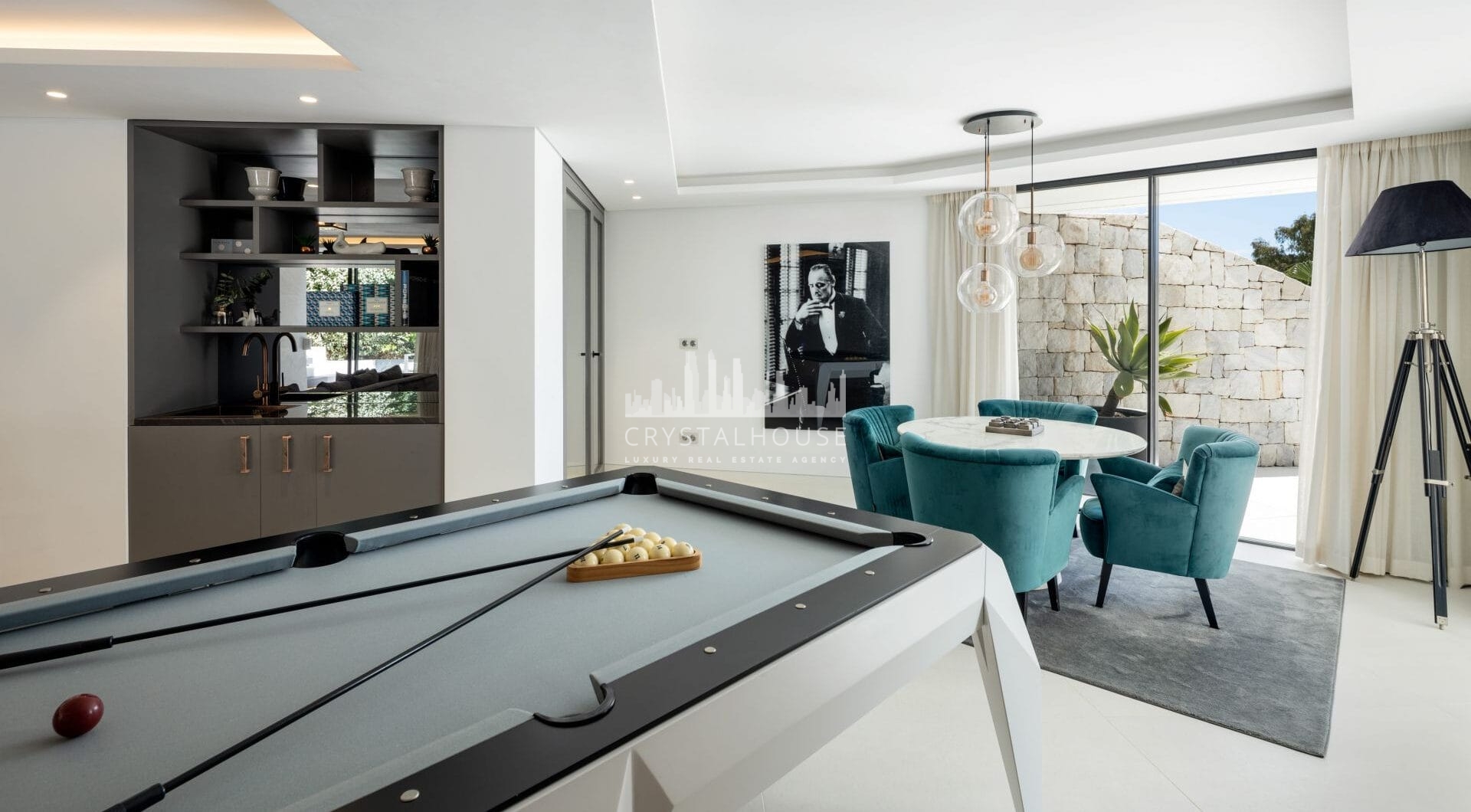 Villa La Toca is a contemporary 5-bedroom luxury villa for sale in the prestigious La Quinta Golf Resort, Benahavís, offering panoramic views and exceptional modern living in one of the Costa del Sol’s most desirable gated communities.