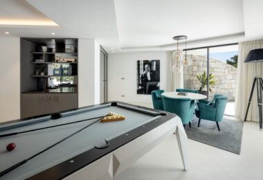 Villa La Toca is a contemporary 5-bedroom luxury villa for sale in the prestigious La Quinta Golf Resort, Benahavís, offering panoramic views and exceptional modern living in one of the Costa del Sol’s most desirable gated communities.