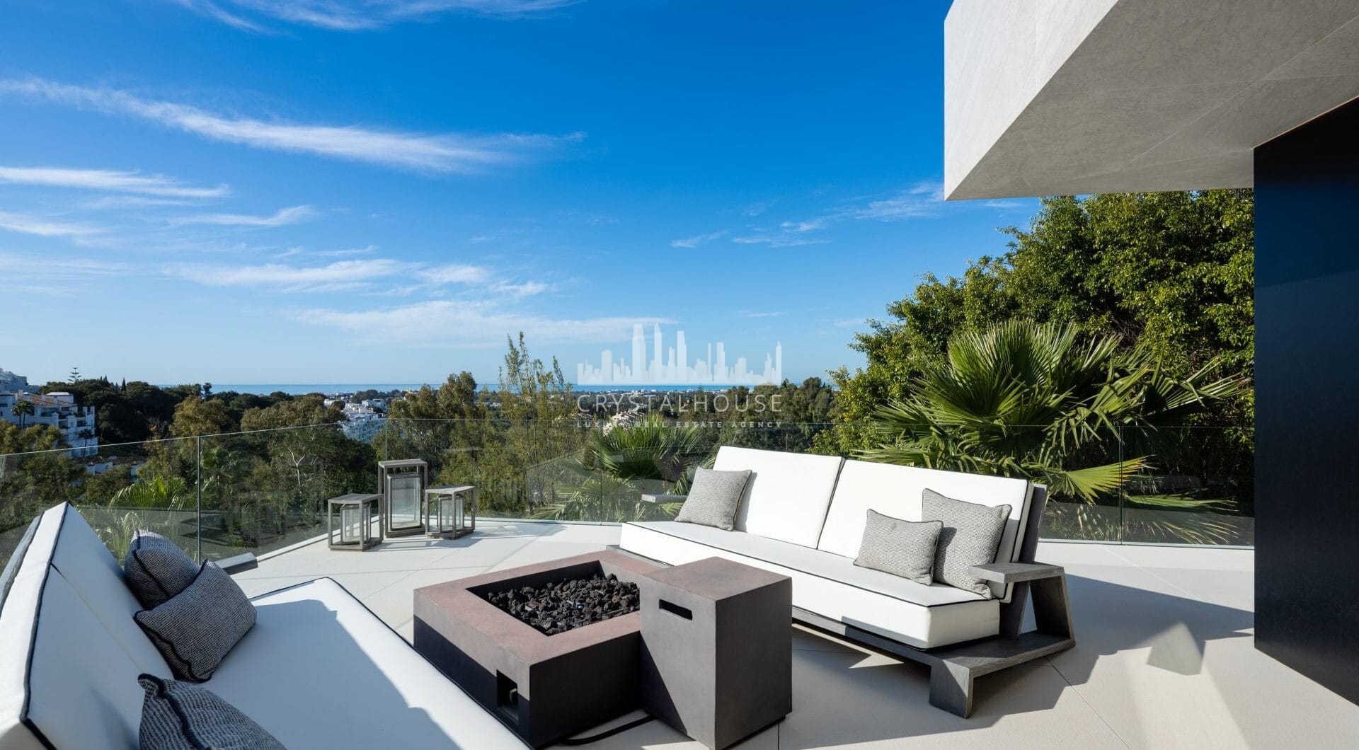 Villa La Toca is a contemporary 5-bedroom luxury villa for sale in the prestigious La Quinta Golf Resort, Benahavís, offering panoramic views and exceptional modern living in one of the Costa del Sol’s most desirable gated communities.