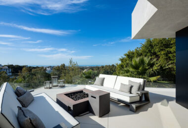 Villa La Toca is a contemporary 5-bedroom luxury villa for sale in the prestigious La Quinta Golf Resort, Benahavís, offering panoramic views and exceptional modern living in one of the Costa del Sol’s most desirable gated communities.