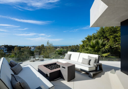Villa La Toca is a contemporary 5-bedroom luxury villa for sale in the prestigious La Quinta Golf Resort, Benahavís, offering panoramic views and exceptional modern living in one of the Costa del Sol’s most desirable gated communities.