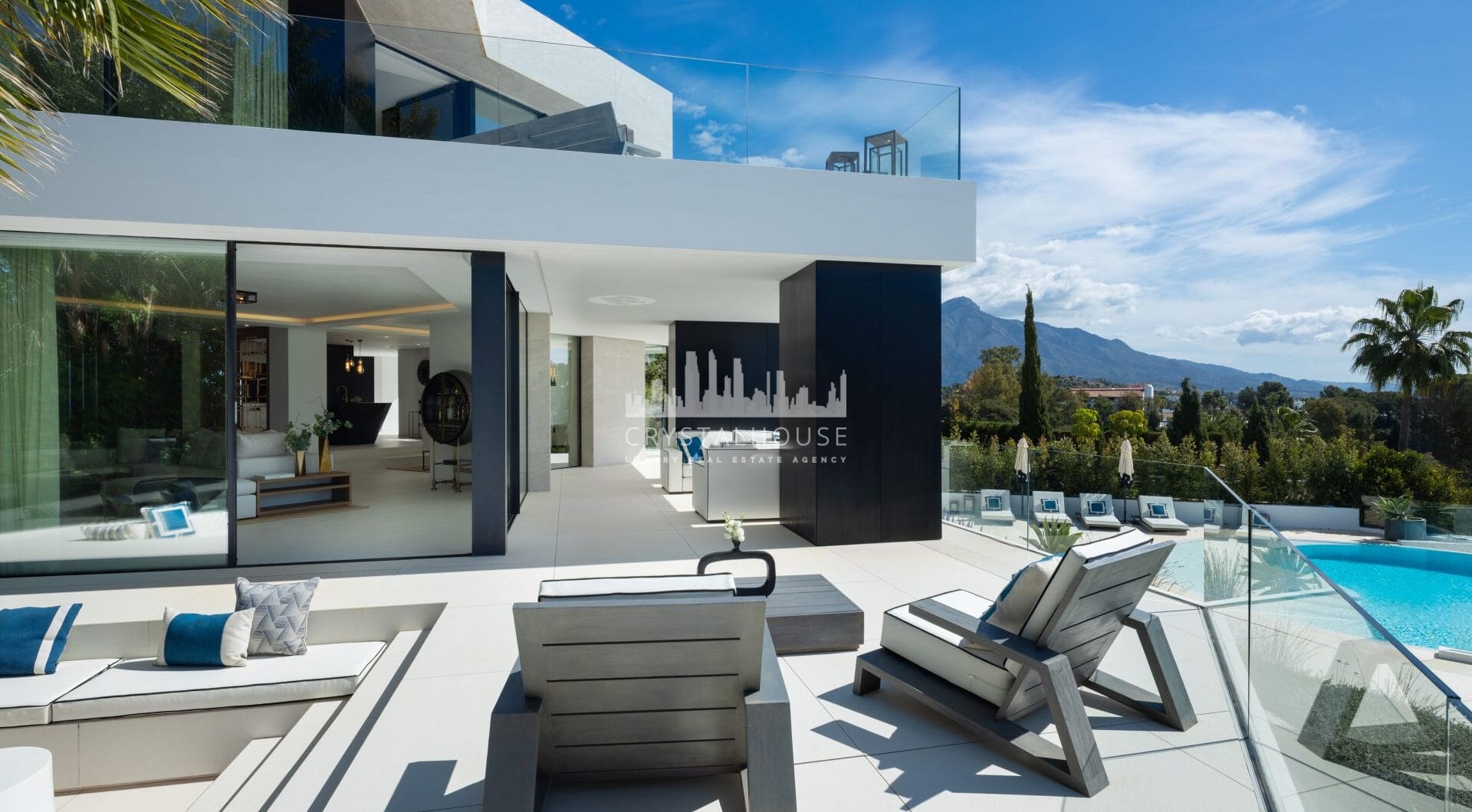 Villa La Toca is a contemporary 5-bedroom luxury villa for sale in the prestigious La Quinta Golf Resort, Benahavís, offering panoramic views and exceptional modern living in one of the Costa del Sol’s most desirable gated communities.