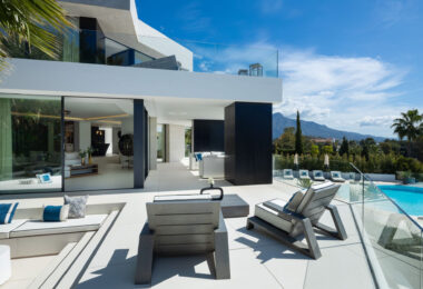 Villa La Toca is a contemporary 5-bedroom luxury villa for sale in the prestigious La Quinta Golf Resort, Benahavís, offering panoramic views and exceptional modern living in one of the Costa del Sol’s most desirable gated communities.