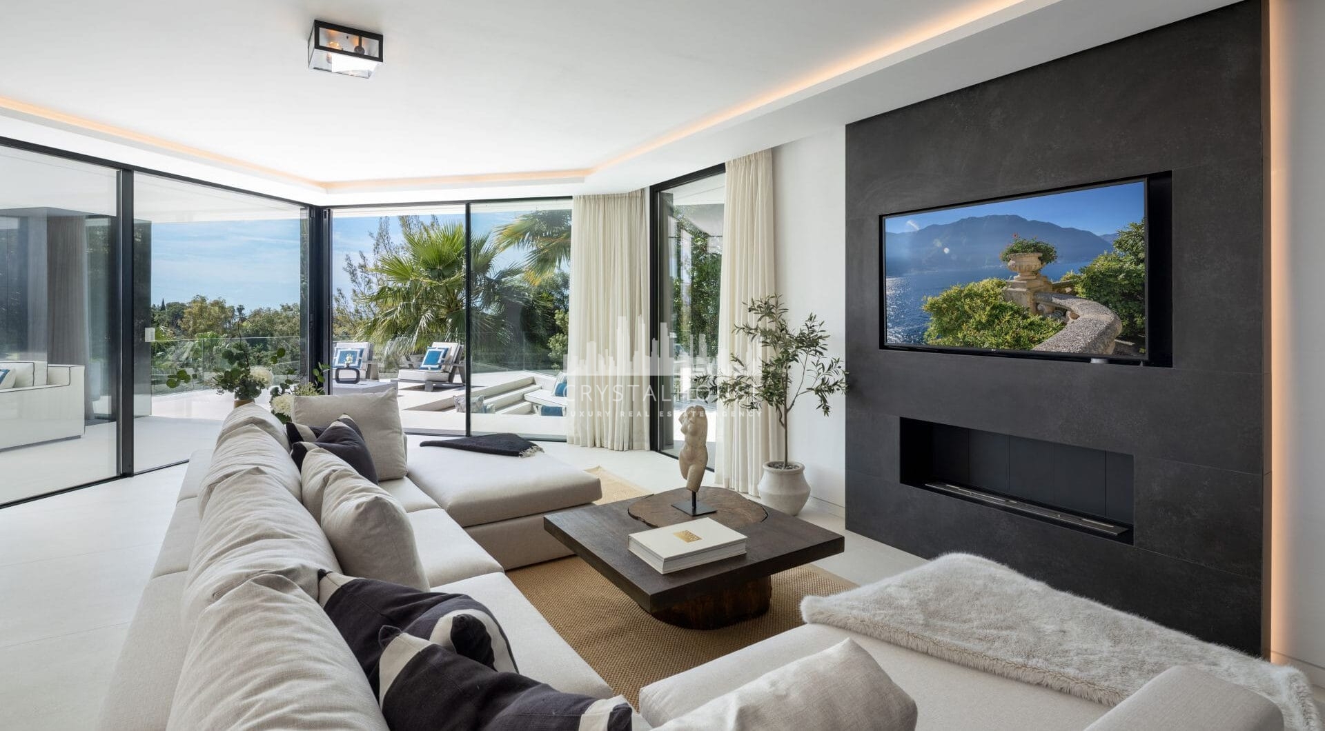 Villa La Toca is a contemporary 5-bedroom luxury villa for sale in the prestigious La Quinta Golf Resort, Benahavís, offering panoramic views and exceptional modern living in one of the Costa del Sol’s most desirable gated communities.