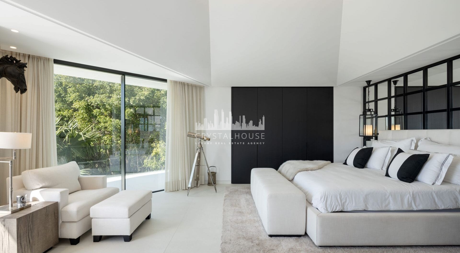 Villa La Toca is a contemporary 5-bedroom luxury villa for sale in the prestigious La Quinta Golf Resort, Benahavís, offering panoramic views and exceptional modern living in one of the Costa del Sol’s most desirable gated communities.