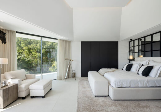 Villa La Toca is a contemporary 5-bedroom luxury villa for sale in the prestigious La Quinta Golf Resort, Benahavís, offering panoramic views and exceptional modern living in one of the Costa del Sol’s most desirable gated communities.