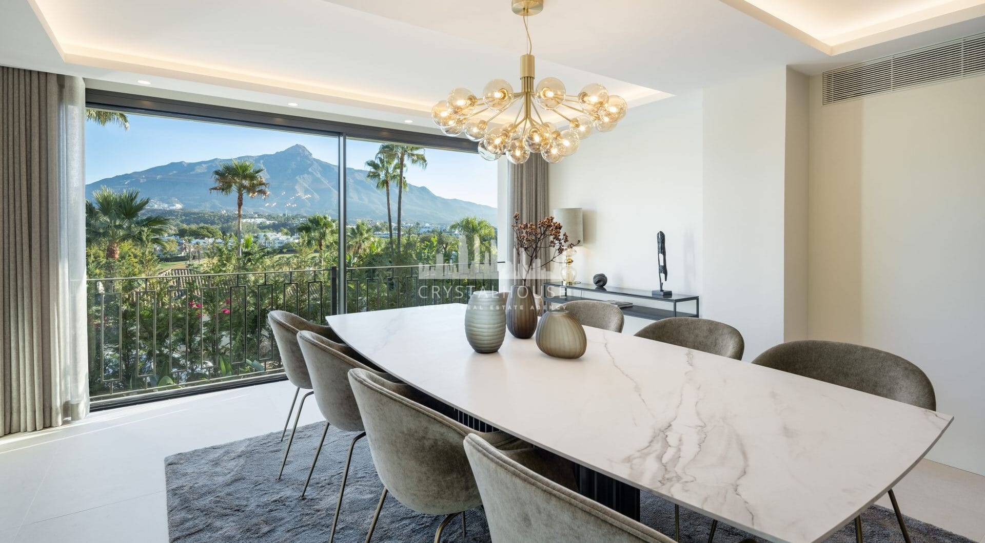 Los Limoneros is a captivating villa for sale located in the prestigious Nueva Andalucia Las Brisas, an area renowned for its stunning views of La Concha mountain and the Mediterranean Sea.
