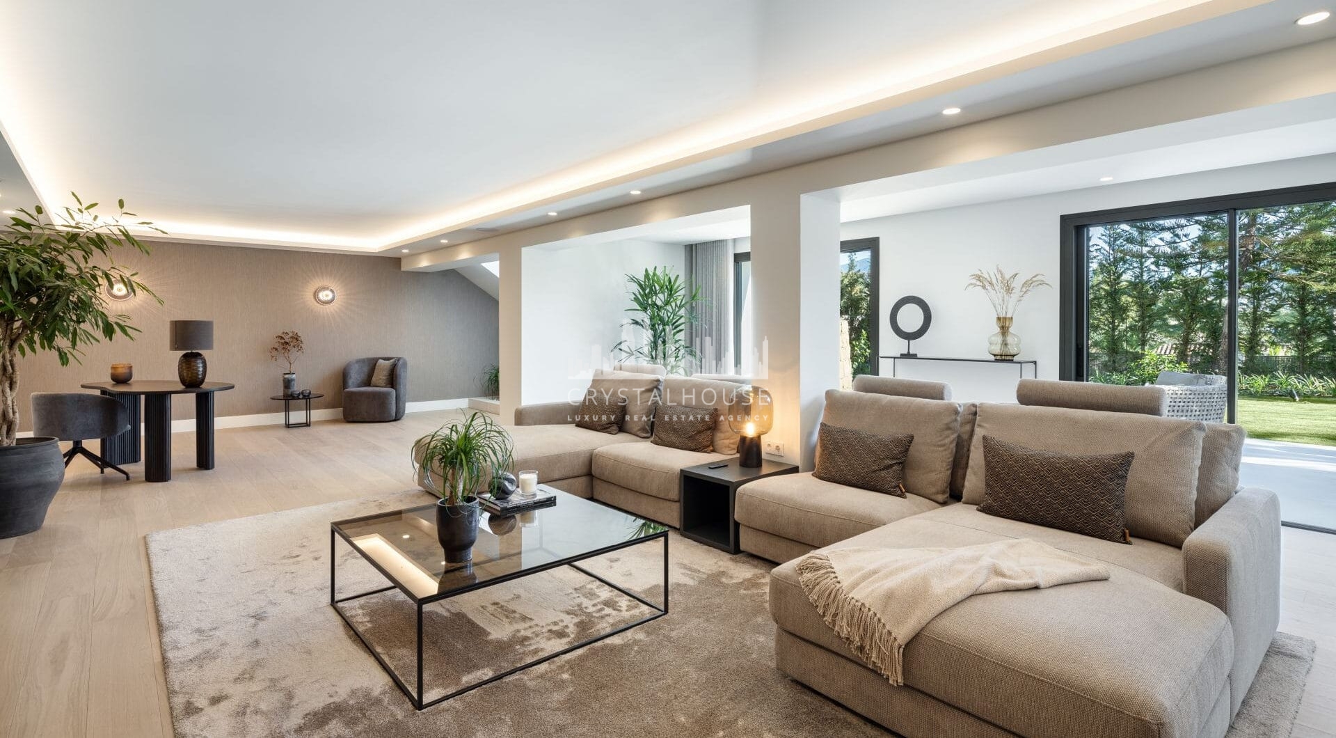 Los Limoneros is a captivating villa for sale located in the prestigious Nueva Andalucia Las Brisas, an area renowned for its stunning views of La Concha mountain and the Mediterranean Sea.