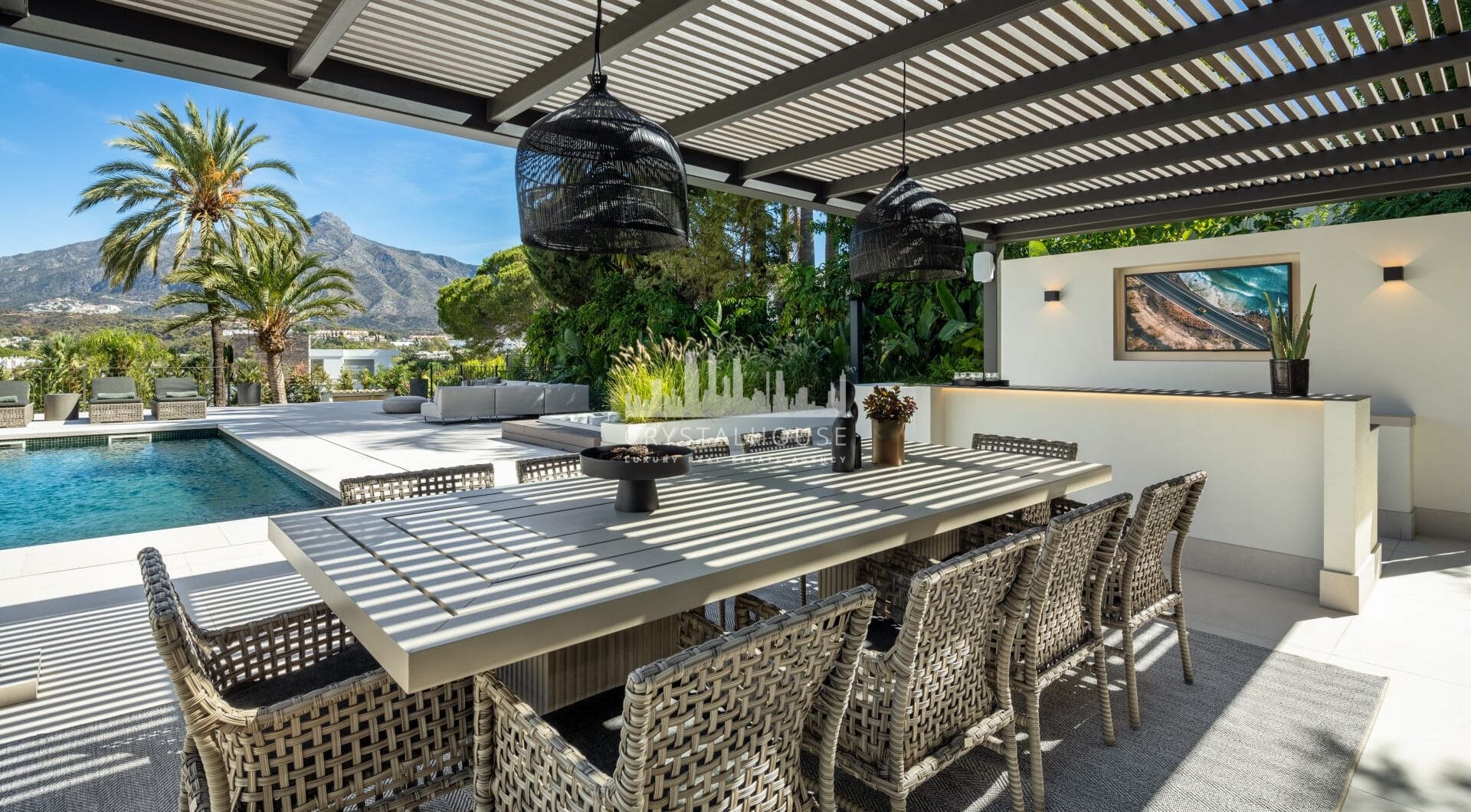 Los Limoneros is a captivating villa for sale located in the prestigious Nueva Andalucia Las Brisas, an area renowned for its stunning views of La Concha mountain and the Mediterranean Sea.