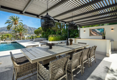 Los Limoneros is a captivating villa for sale located in the prestigious Nueva Andalucia Las Brisas, an area renowned for its stunning views of La Concha mountain and the Mediterranean Sea.