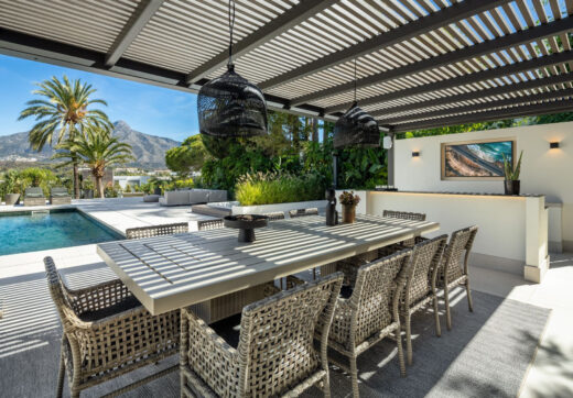 Los Limoneros is a captivating villa for sale located in the prestigious Nueva Andalucia Las Brisas, an area renowned for its stunning views of La Concha mountain and the Mediterranean Sea.