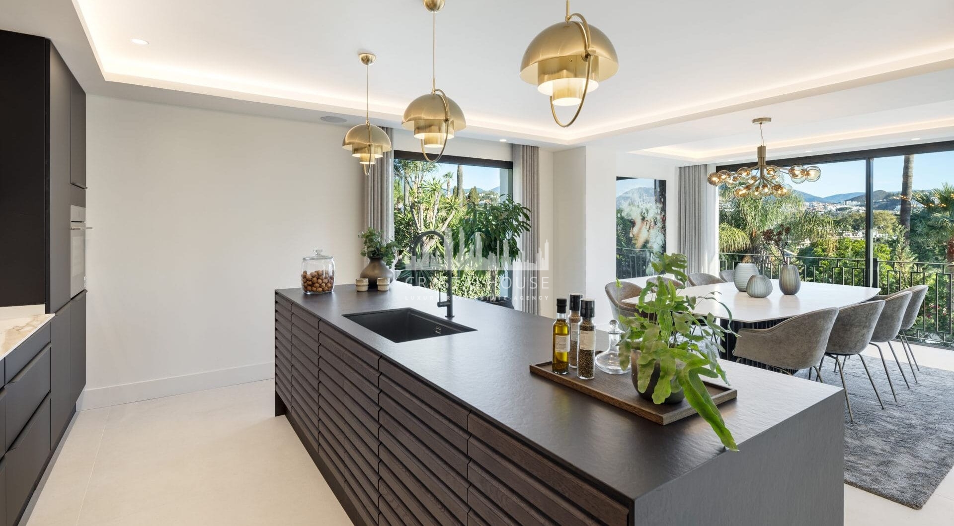Los Limoneros is a captivating villa for sale located in the prestigious Nueva Andalucia Las Brisas, an area renowned for its stunning views of La Concha mountain and the Mediterranean Sea.