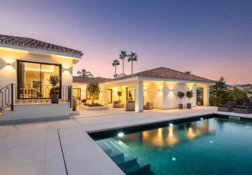 Los Limoneros is a captivating villa for sale located in the prestigious Nueva Andalucia Las Brisas, an area renowned for its stunning views of La Concha mountain and the Mediterranean Sea.