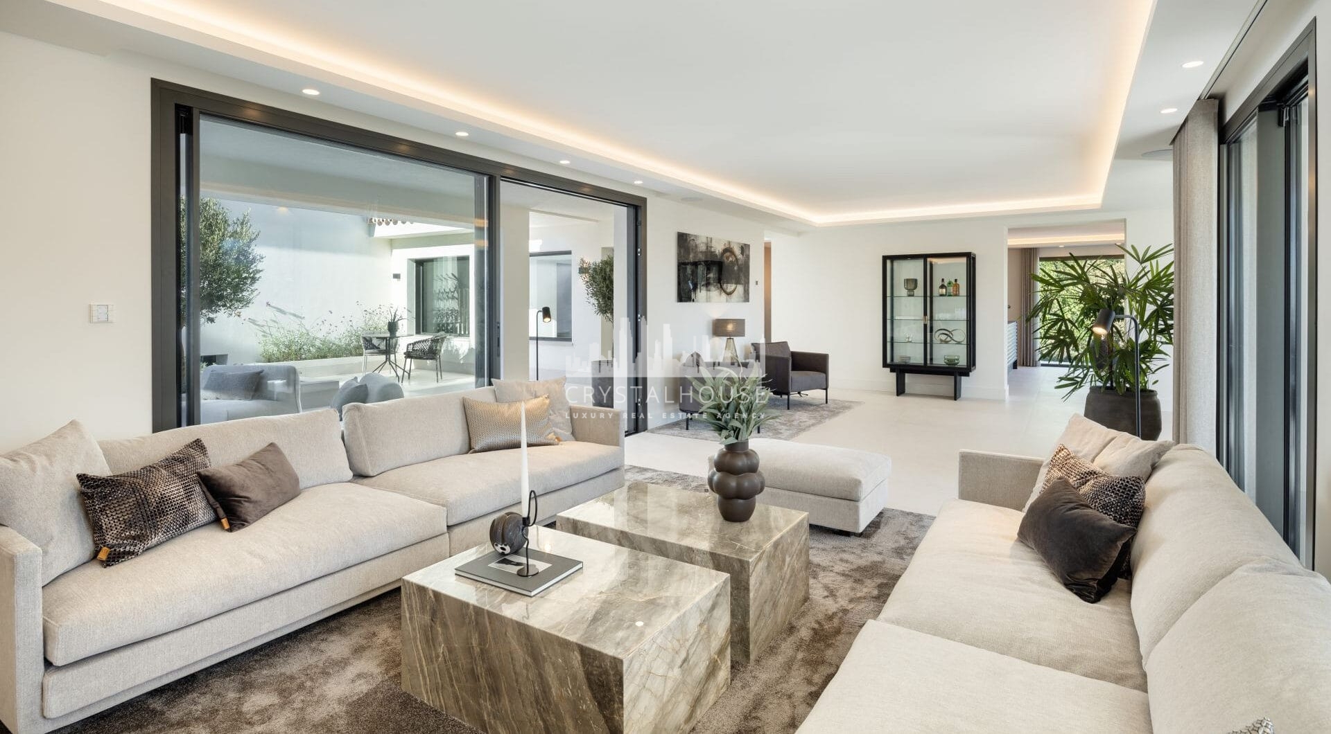 Los Limoneros is a captivating villa for sale located in the prestigious Nueva Andalucia Las Brisas, an area renowned for its stunning views of La Concha mountain and the Mediterranean Sea.