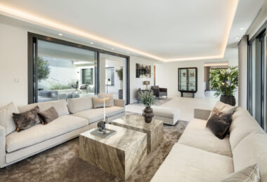 Los Limoneros is a captivating villa for sale located in the prestigious Nueva Andalucia Las Brisas, an area renowned for its stunning views of La Concha mountain and the Mediterranean Sea.