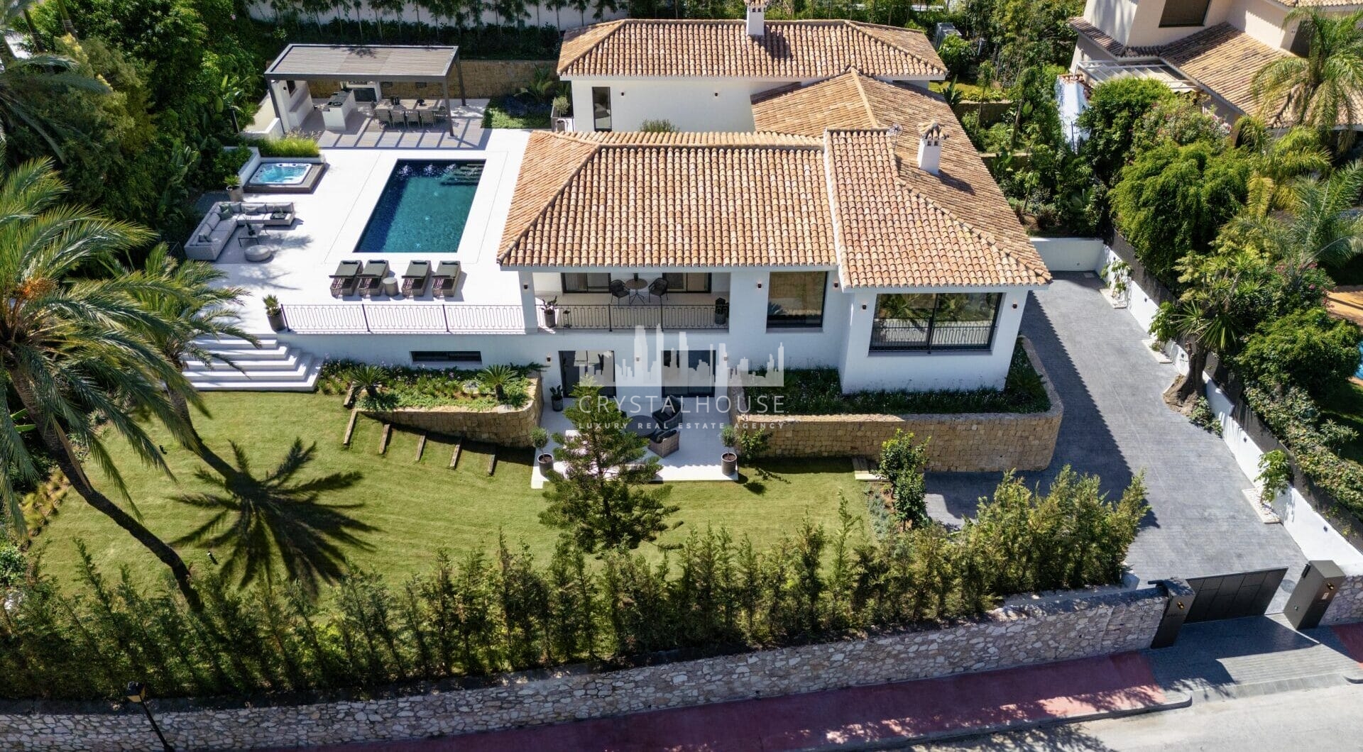 Los Limoneros is a captivating villa for sale located in the prestigious Nueva Andalucia Las Brisas, an area renowned for its stunning views of La Concha mountain and the Mediterranean Sea.