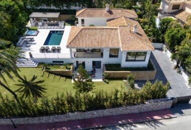 Los Limoneros is a captivating villa for sale located in the prestigious Nueva Andalucia Las Brisas, an area renowned for its stunning views of La Concha mountain and the Mediterranean Sea.