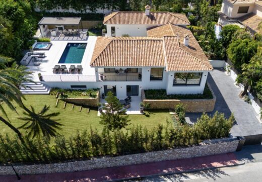 Los Limoneros is a captivating villa for sale located in the prestigious Nueva Andalucia Las Brisas, an area renowned for its stunning views of La Concha mountain and the Mediterranean Sea.