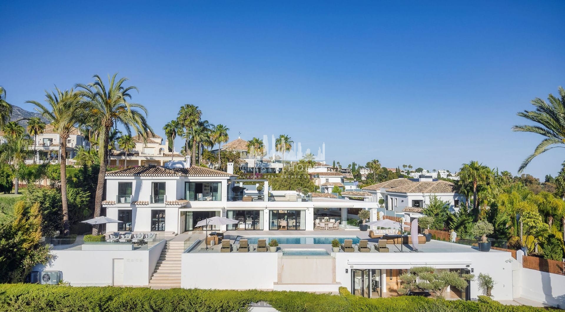 Welcome to this exquisite family home located in the prestigious Los Naranjos area of Marbella, developed by Antima.