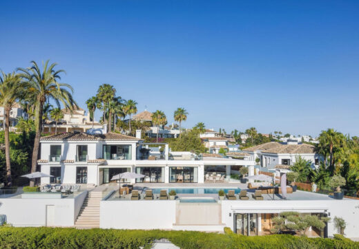 Welcome to this exquisite family home located in the prestigious Los Naranjos area of Marbella, developed by Antima.