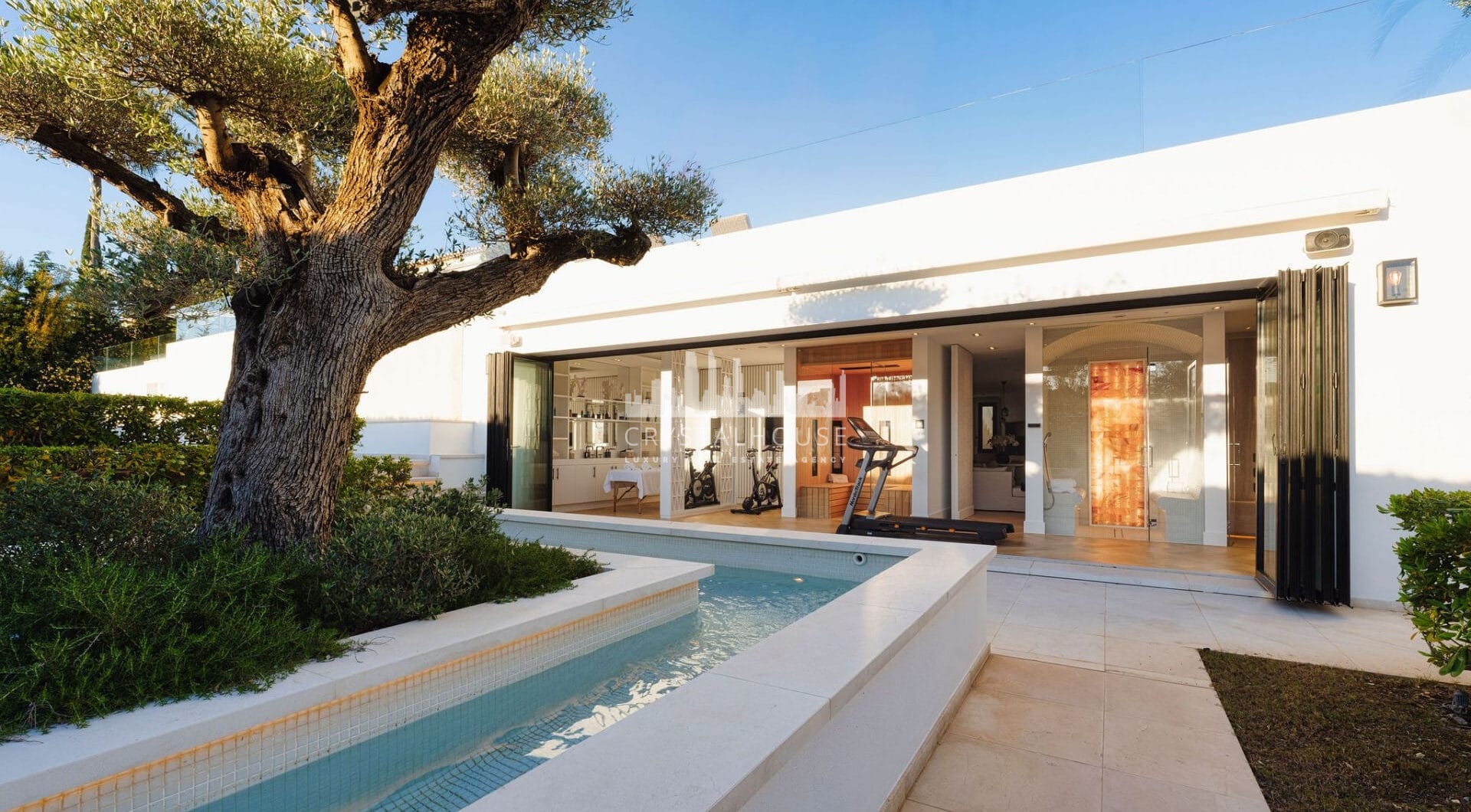 Welcome to this exquisite family home located in the prestigious Los Naranjos area of Marbella, developed by Antima.