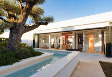 Welcome to this exquisite family home located in the prestigious Los Naranjos area of Marbella, developed by Antima.
