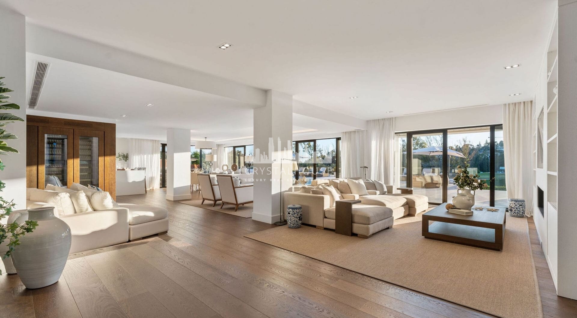 Welcome to this exquisite family home located in the prestigious Los Naranjos area of Marbella, developed by Antima.
